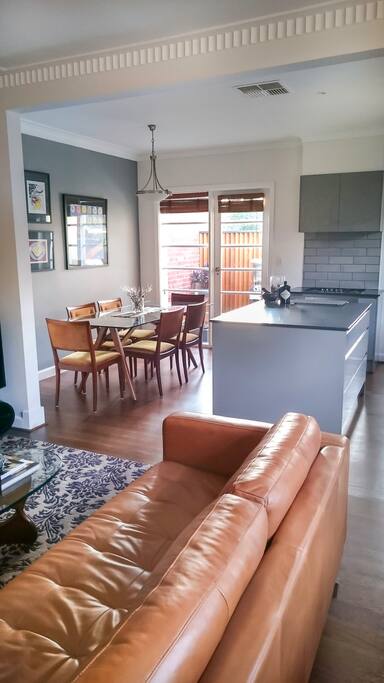 Kitchen dining, perfect for hosting.