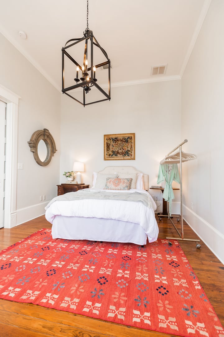 Საძინებელში 1 არის დედოფლის იასამნისფერი ლეიბი და აქსესუარები სტუმრების კომფორტისთვის