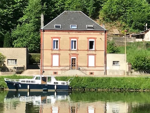Renovated 90 m² apartment with Meuse view
