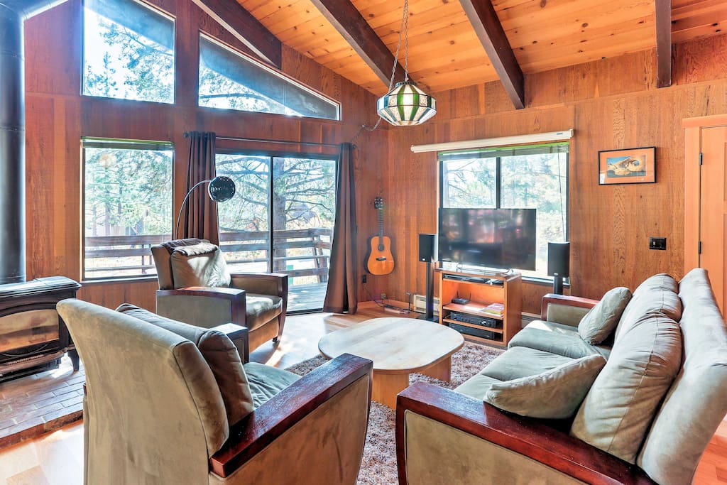 This light and airy home comfortably sleeps up to 7 guests.