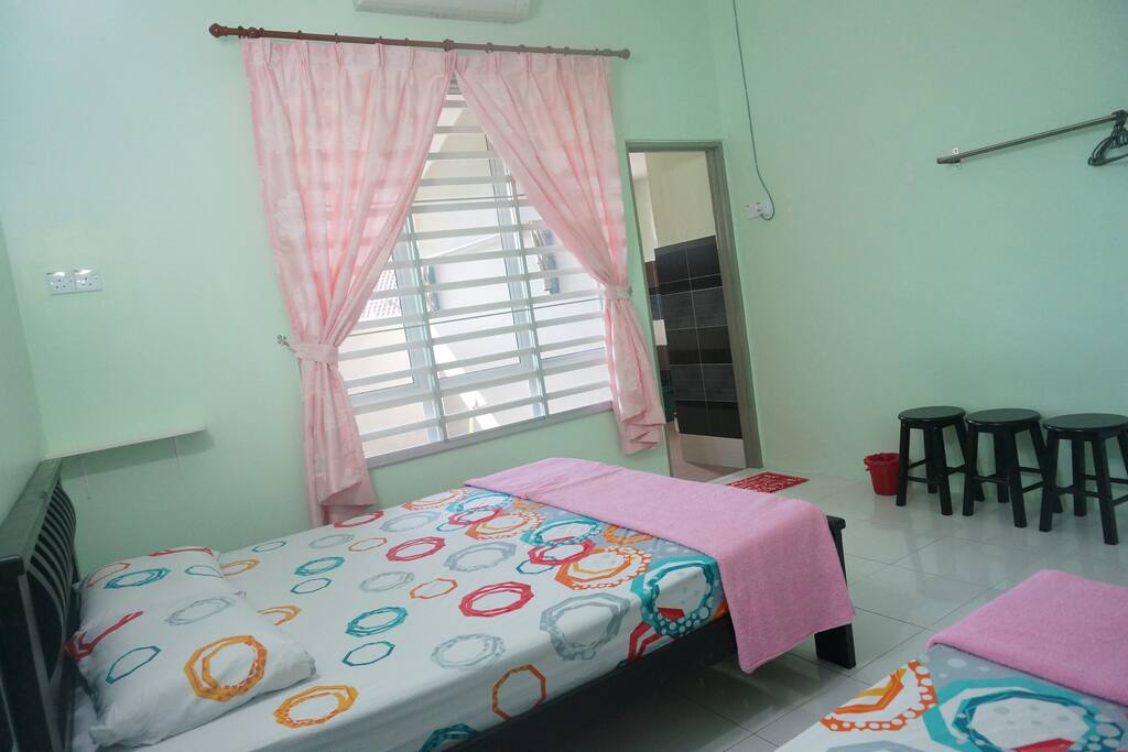 Room 1:Pisces
Simple and comfortable triple room.
双鱼 :简单舒适的三人房。