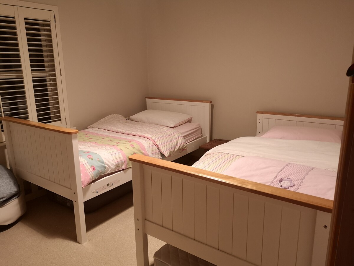 חדר שינה שלישי עם נוף לים.