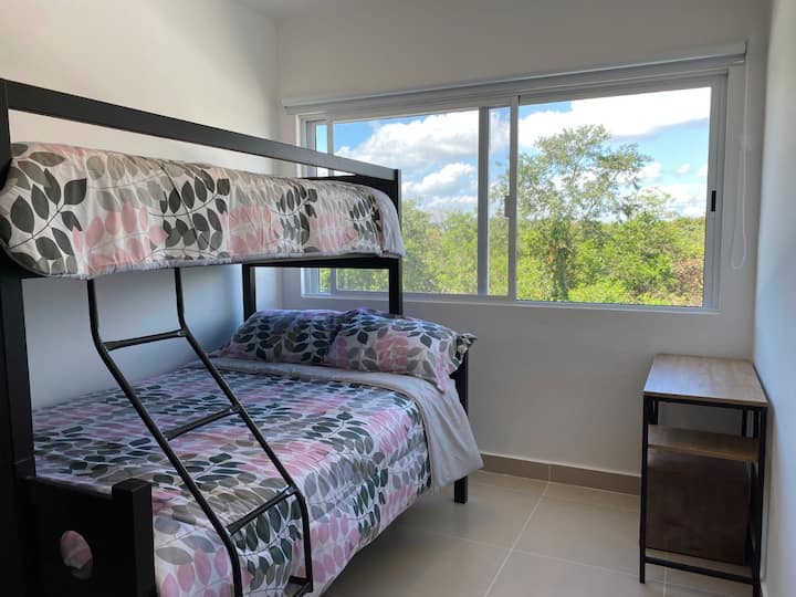 Sekundárna spálňa s poschodovou posteľou na spodnej strane  a matracom s jednou veľkosťou, šatníkom, písacím stolom a klimatizáciou.