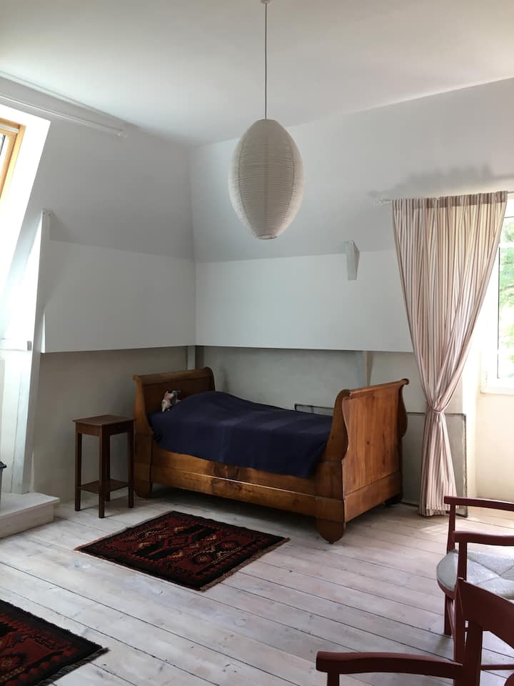 Საძინებელი № 5 (2 ერთადგილიანი საწოლით)