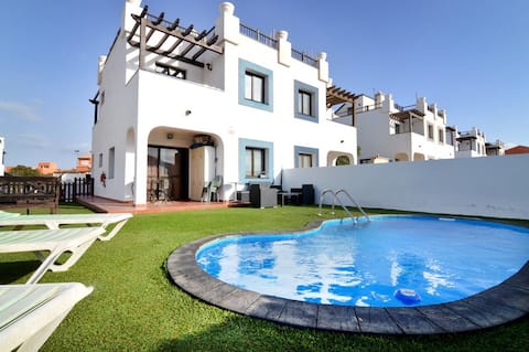 Habitación en una villa con piscina y baño privado