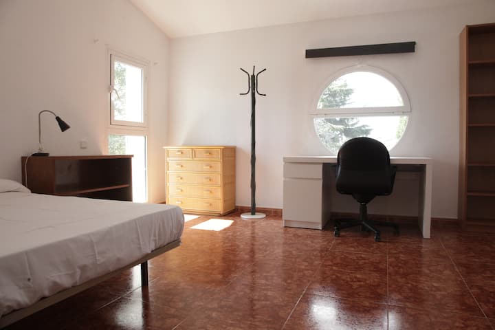 Habitación con cama de matrimonio y baño propio
