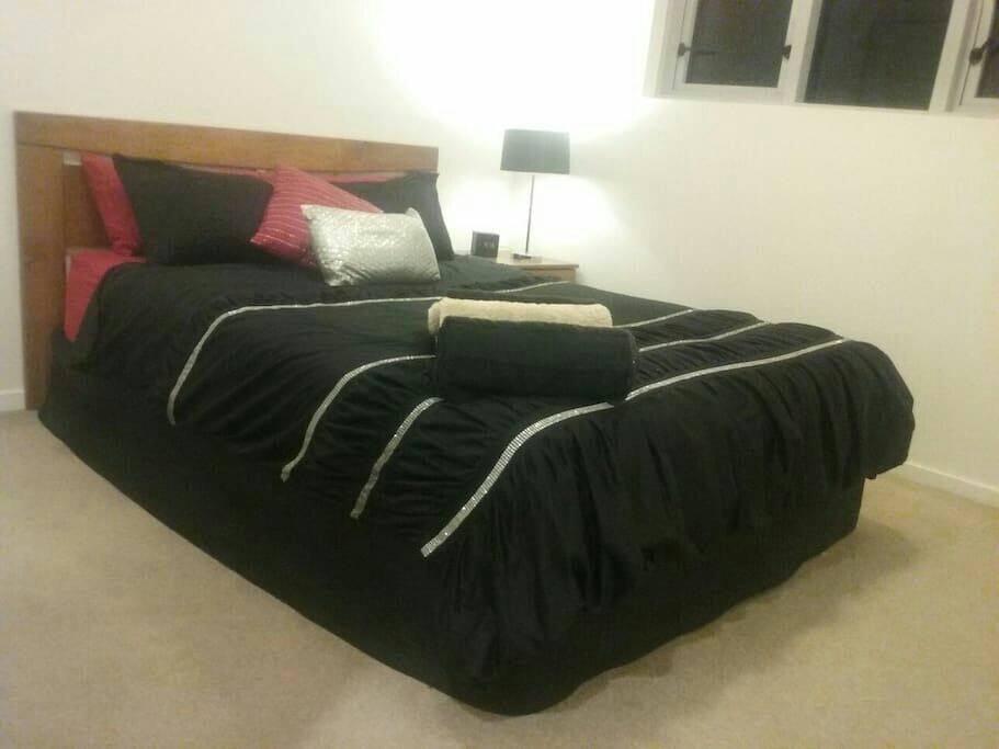 PRIVATE ROOM QUEEN SIZE SEALY POSTUREPEDIC ENSEMBLE PILLOWTOP BED