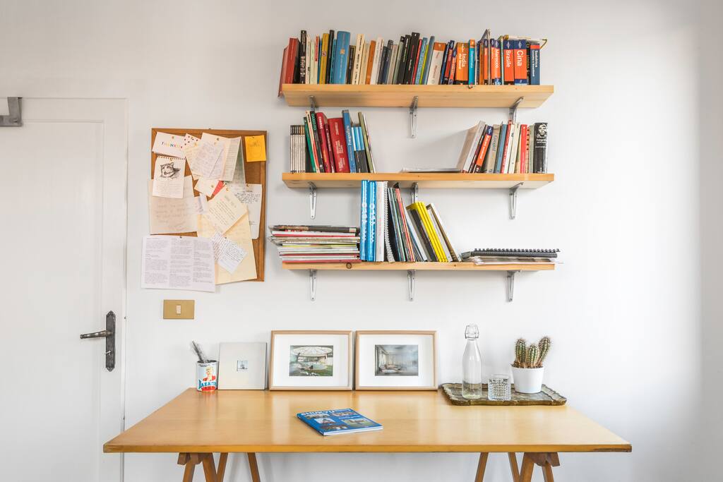 A desk available to guests.
La scrivania nella stanza degli ospiti.