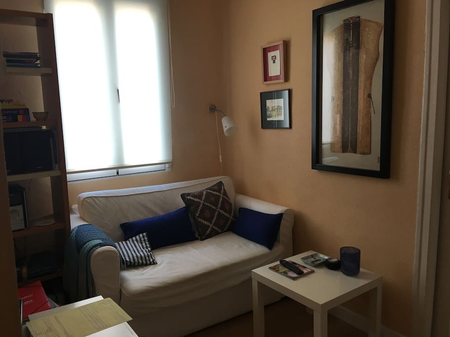 salón con sofá cama