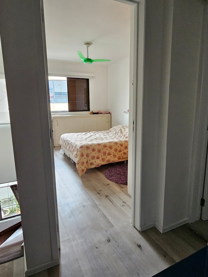 Spálňa 3 na hornom poschodí, menšia manželská posteľ a otvorená jednolôžko.