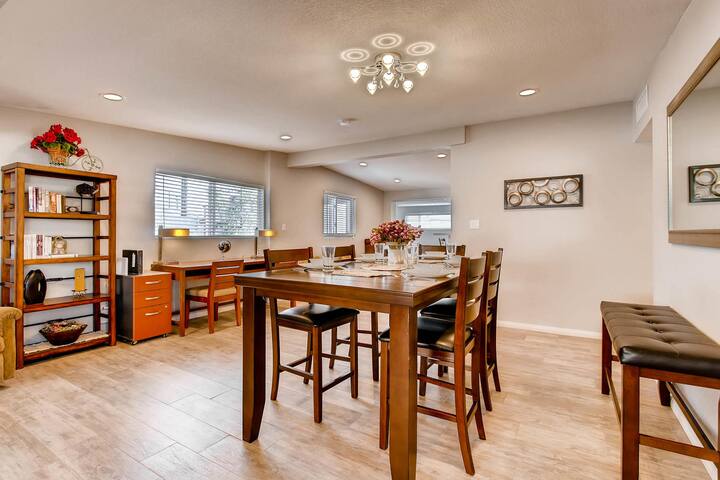 Near Convention Center & Strip, with nine beds gallery image 4