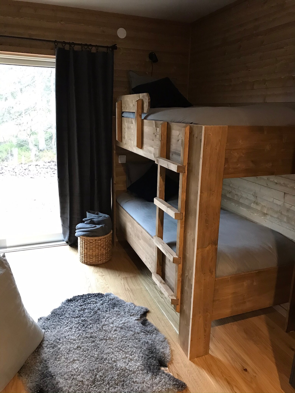 Posuvné dvere od seba oddeľujú spálne 1 a 2 od seba. 
Spálňa 2 s výhľadom na kopec. 
Jedna poschodová posteľ. Šatníková skriňa na odkladanie. Inteligentná televízia.