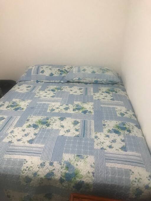 Quarto amplo.