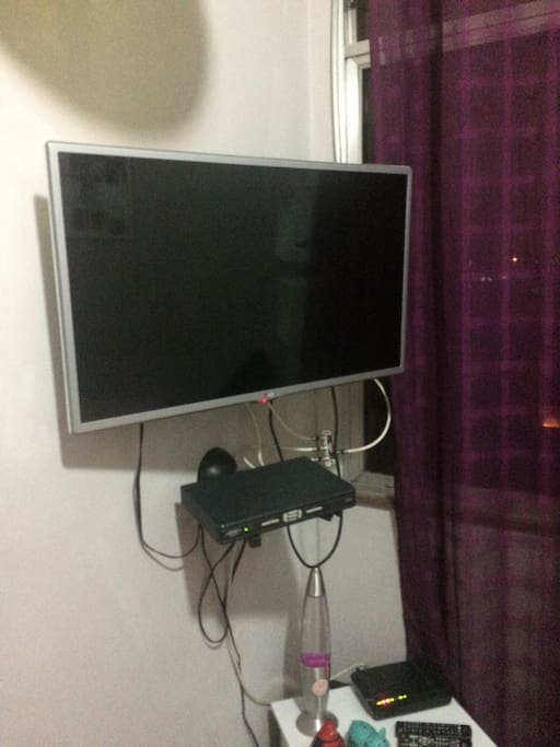 Tv a cabo e wifi.