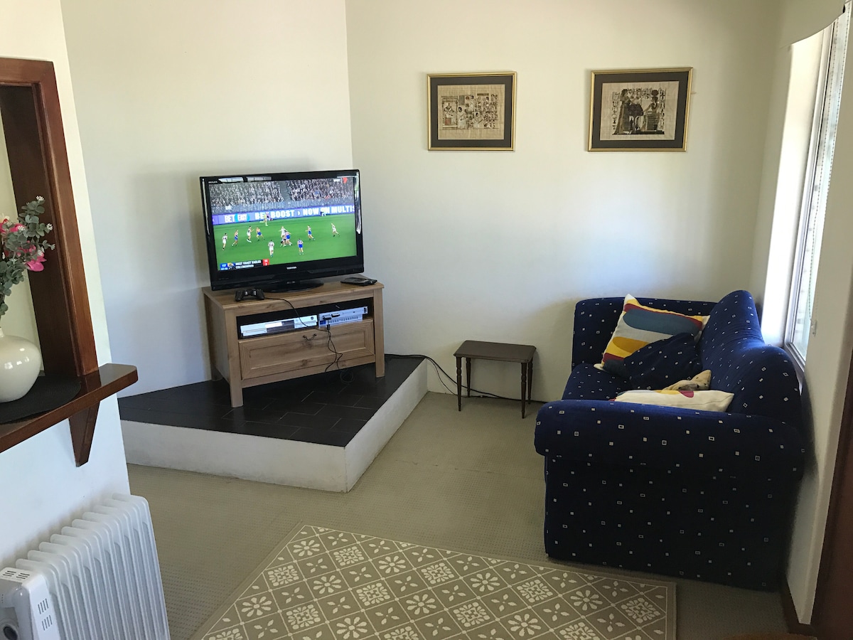 舒适的休息室。PS2让孩子们玩得很开心。