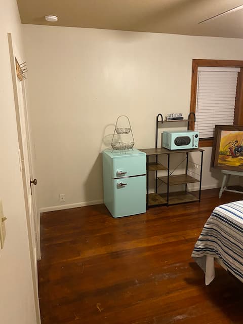 Private Room/bath Near Downtown with kitchenette