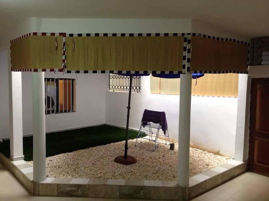 Cour intérieure en forme de patio avec parassol