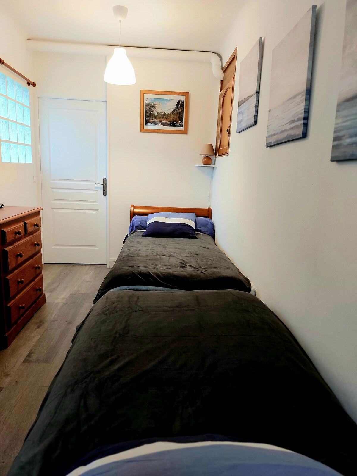 Საძინებელი 2 საწოლი 90 + 1 ოფისი პირველ სართულზე 