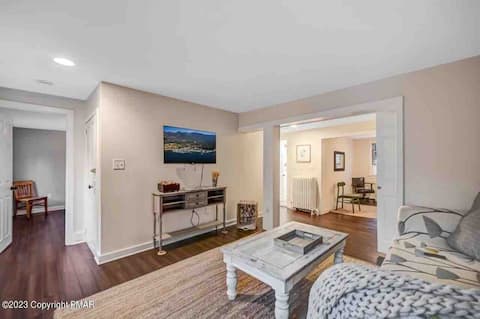 Creekview Suite, 2 Queen BRs in Shawnee village