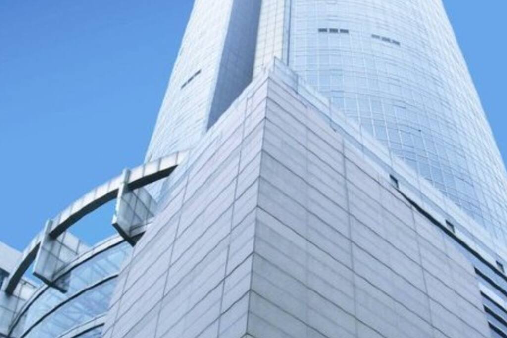 大连日航公寓处于大连的文化中心,安于室内即可一览俄罗斯风情街、青泥洼购物中心、天津街及长江路休闲文化夜生活一条街;宏济大舞台、大连艺术展览馆和大连古玩艺术品广场也尽收眼底。
