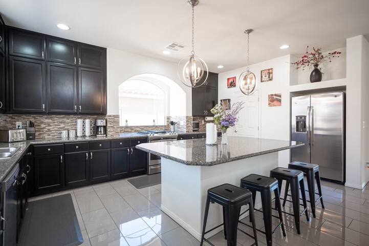 Spacious &Cheerful 4-Bedrooms indoor w/fireplace gallery image 4