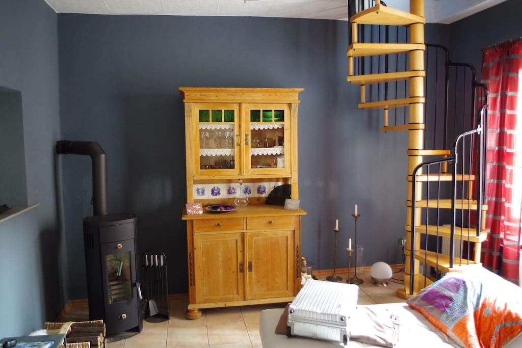 Wohnbereicht mit Kamin und Wendeltreppe ins 1 OG