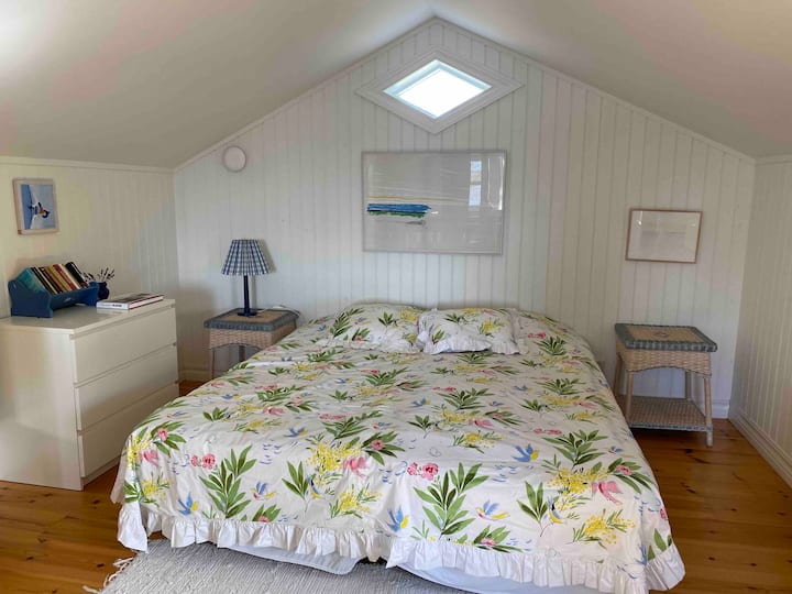 Ორადგილიანი საწოლი ლოფტში, დიდ კოტეჯში.