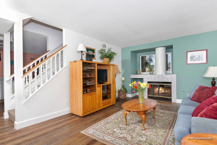 Sebule iliyo na sehemu ya kuotea moto