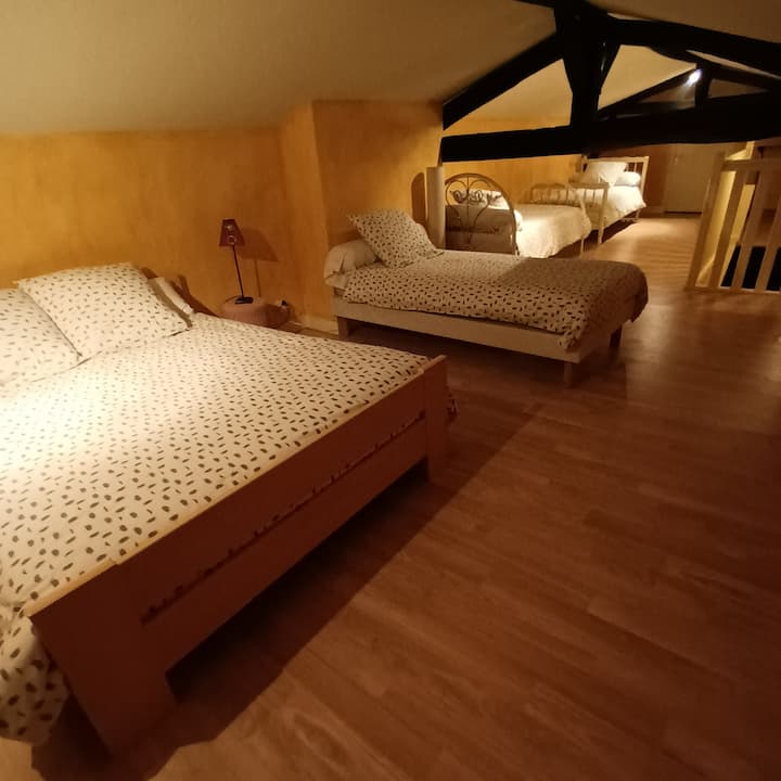 Dhoma e gjumit në katin e 2-të me 1 krevat me 140 dhe 3 krevate me 90