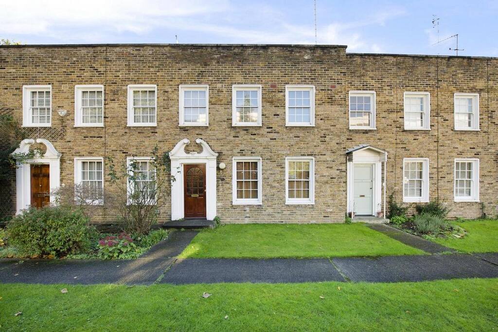 house entrance it looks you're on the country side while you're actually in central London a few minutes from the tube station!