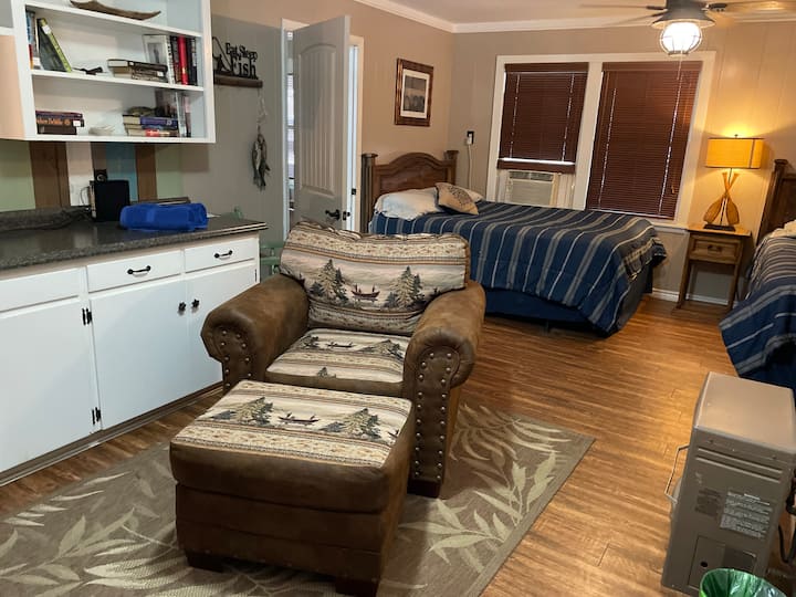 Veľká obývacia izba a spálňa zahŕňajú vlastnú kúpeľňu so sprchovacím kútom, toaletným stolom a všetkým vybavením (mydlo, šampón, uteráky). K dispozícii je televízor s káblovou televíziou, veľkou stoličkou na čítanie a bezplatnými knihami, ktoré vám pomôžu relaxovať a užívať si. 