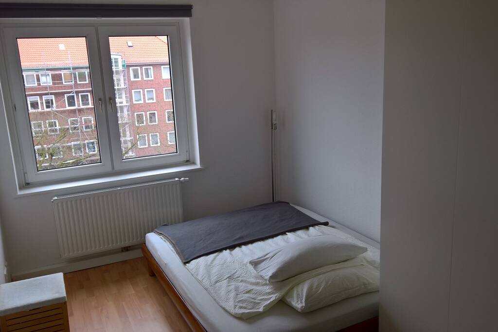 Schlafzimmer mit Doppelbett (160cm x 200cm).