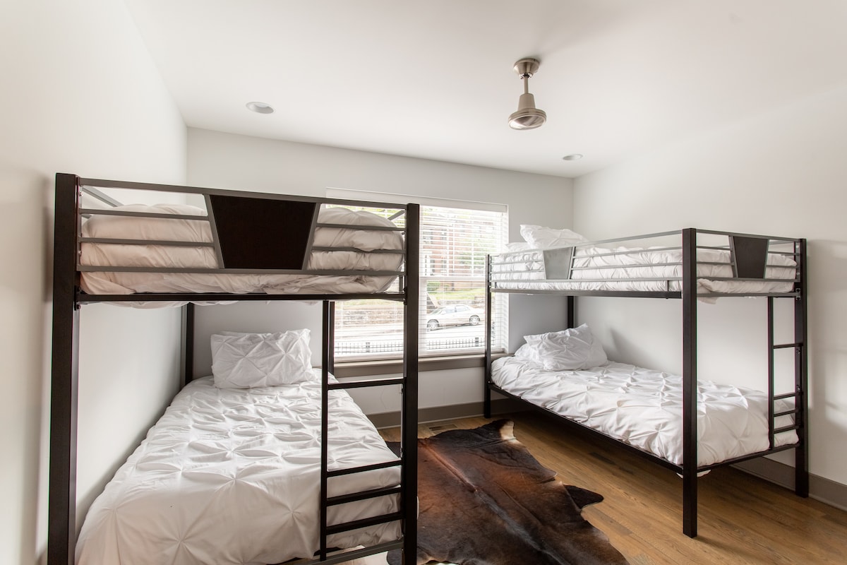 底层有双层床，共有四张床，还有另一张拉出式床垫 