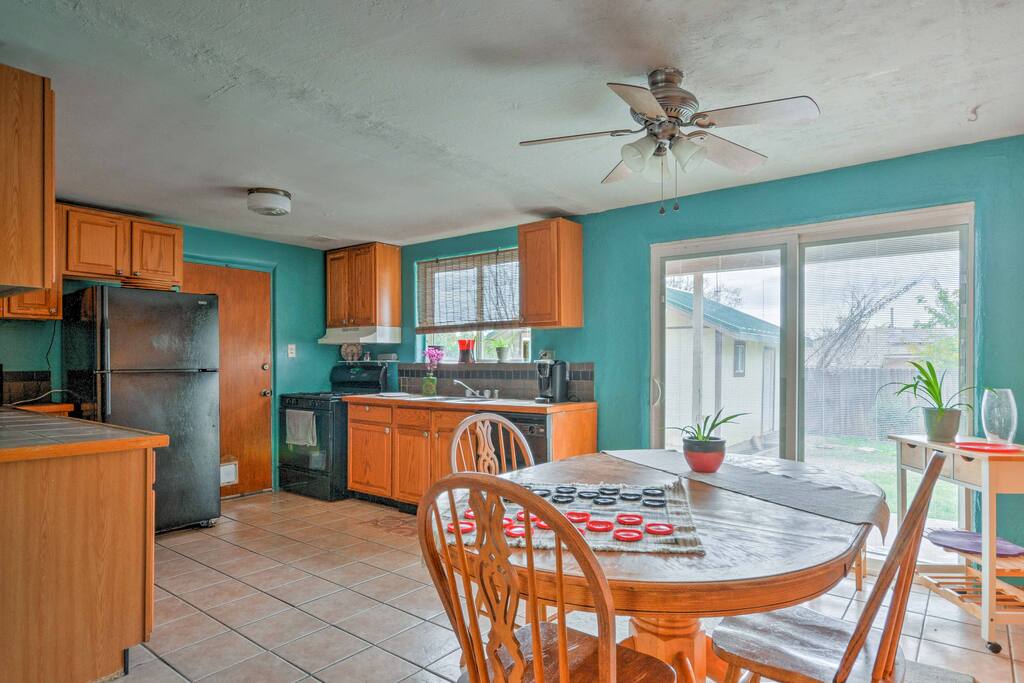 With 3 bedrooms and 1.5 bathrooms, 'Palomita Casita' accommodates up to 7 guests.