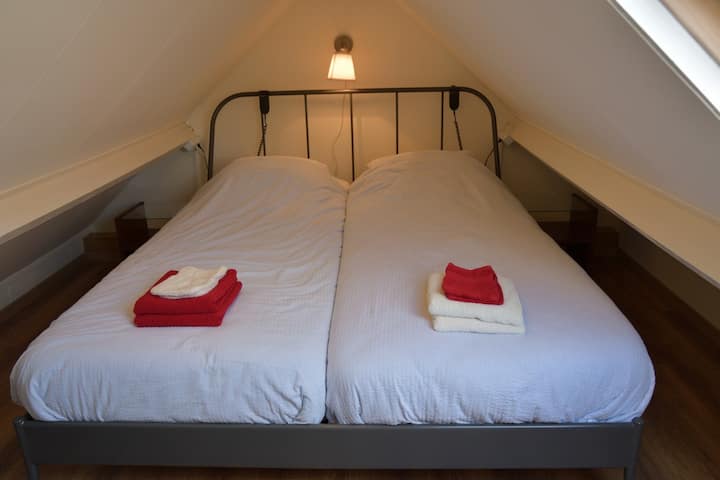 Het elektrisch verstelbare tweepersoonsbed op de slaapzolder