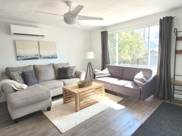 Მთავარი სართულის მისაღები ოთახი 55 დიუმიანი სმარტ-ტელევიზორით