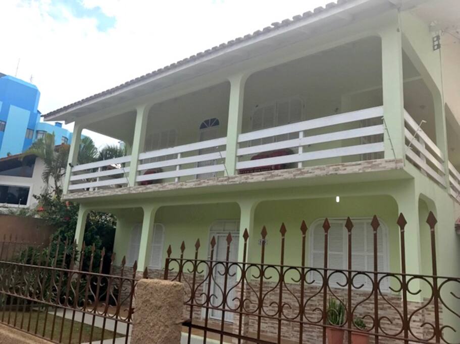 Fachada da casa, segura com grade em todas janelas