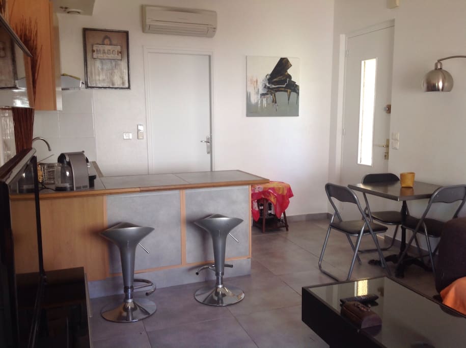 Kitchenette avec tabouret et table