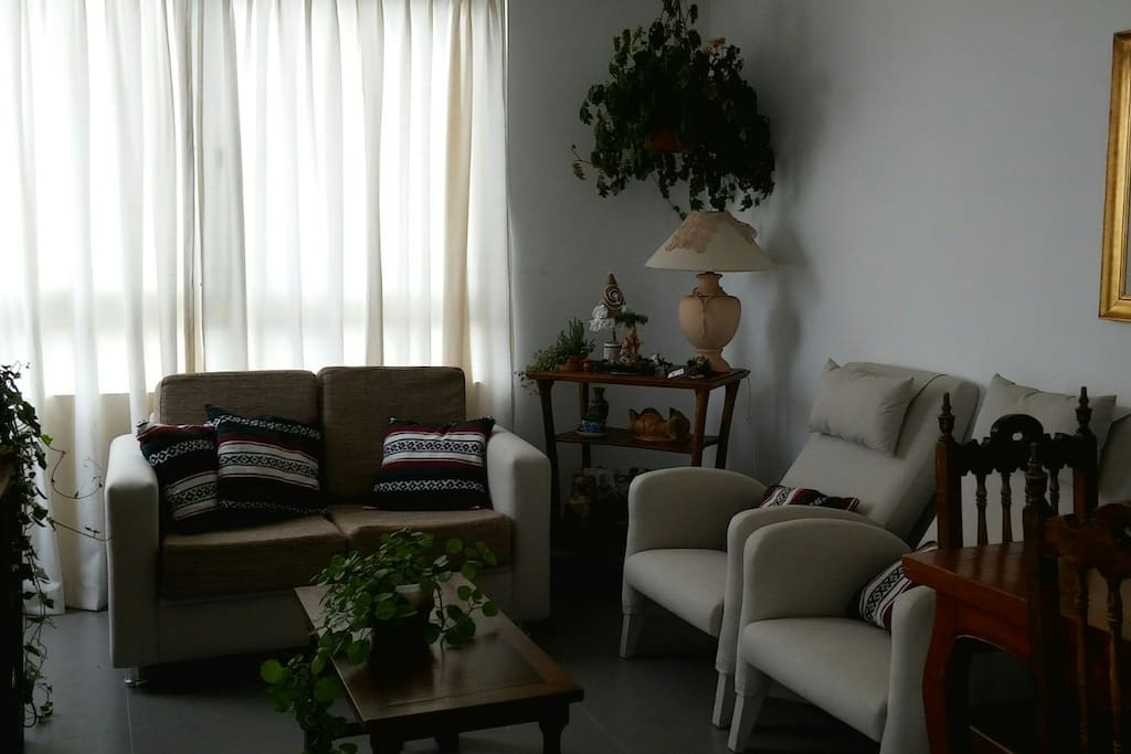 Living-comedor con sillones confortables y muy acogedor. Iluminado con un balcón del que podrás disfrutar los mejores atardeceres