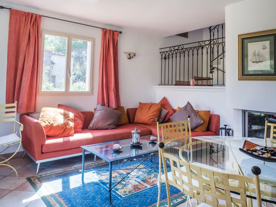 Le salon, équipé d'une cheminée