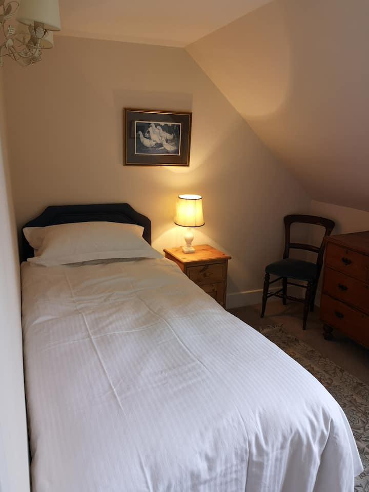 Chambre 4 - un lit simple escamotable peut être aménagé pour faire de cette chambre une chambre avec des lits jumeaux.