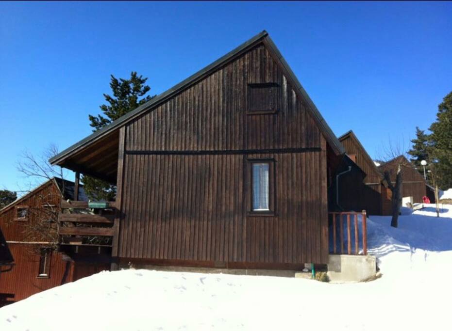 Le chalet en plein hiver