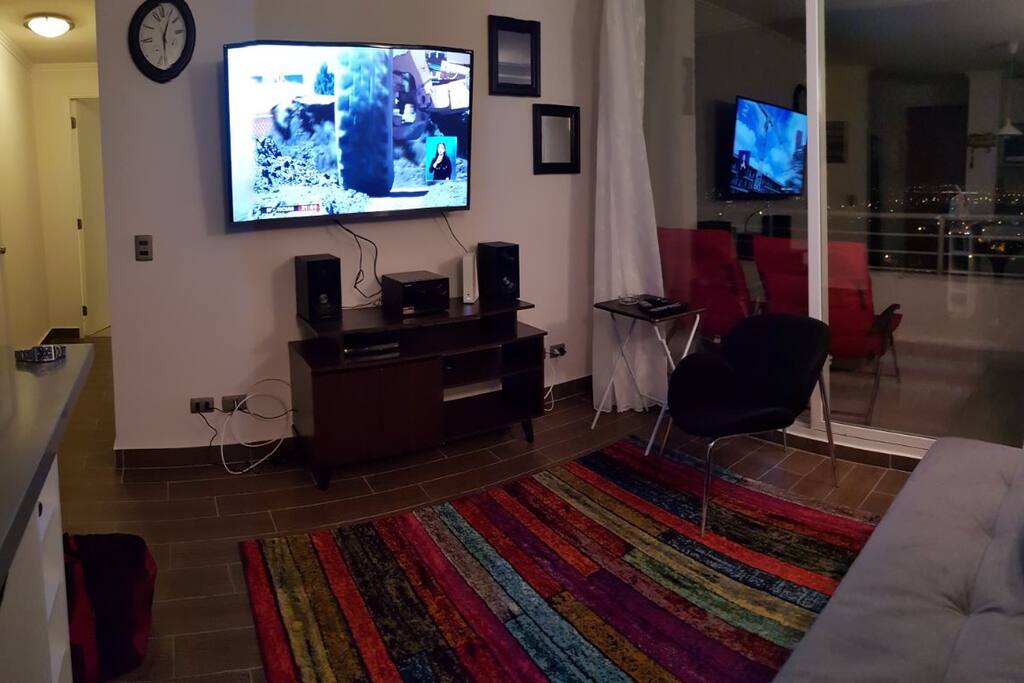 Living con TV, equipo de sonido, WIFI y TVCable.