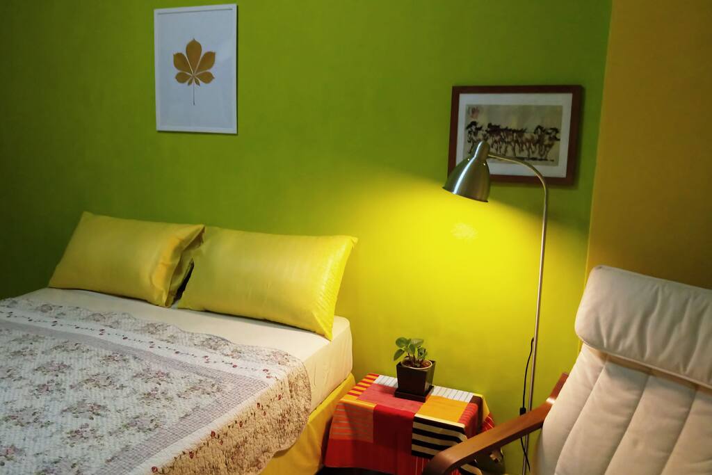 Comfy bed and pillows. Clean and green.