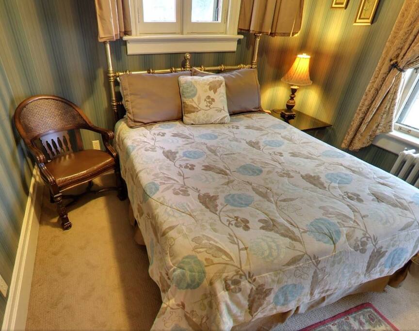 Queen room.