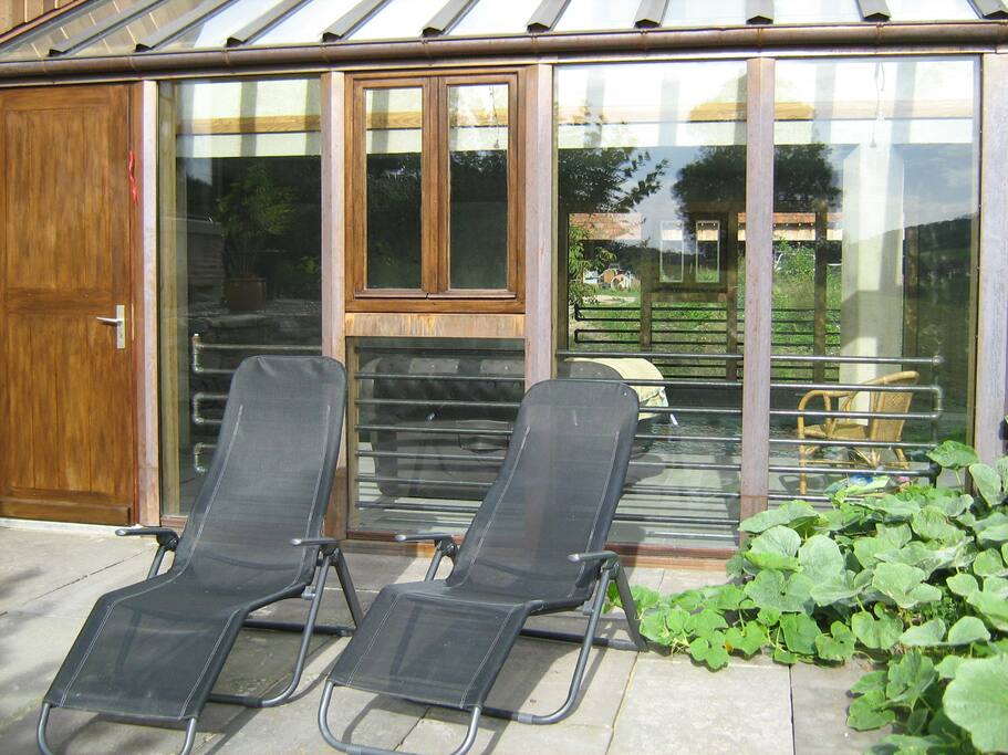 petite terrasse devant la piscine