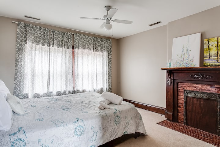 חדר שינה 3 עם מיטת קווין סייז, אור טבעי נהדר ואח היסטורית.