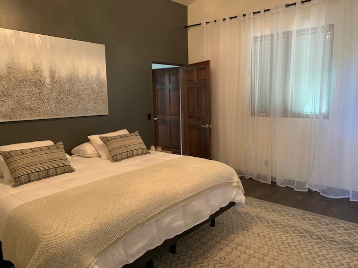 Chumba kikuu cha kulala cha 2 chenye bafu lililounganishwa na bafu linalofikika.