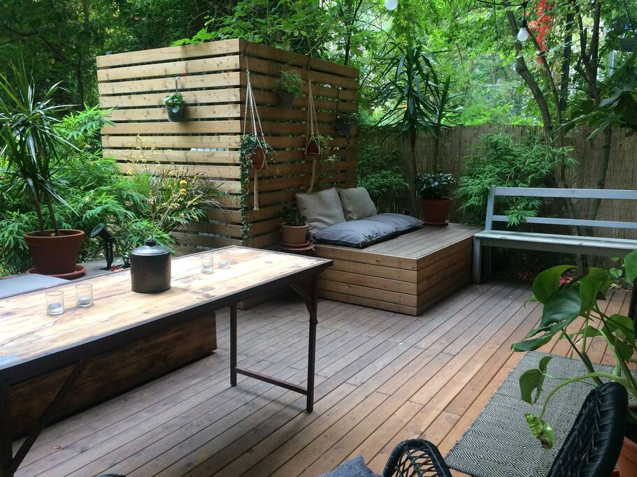 Many options for seating outside and outdoor dining