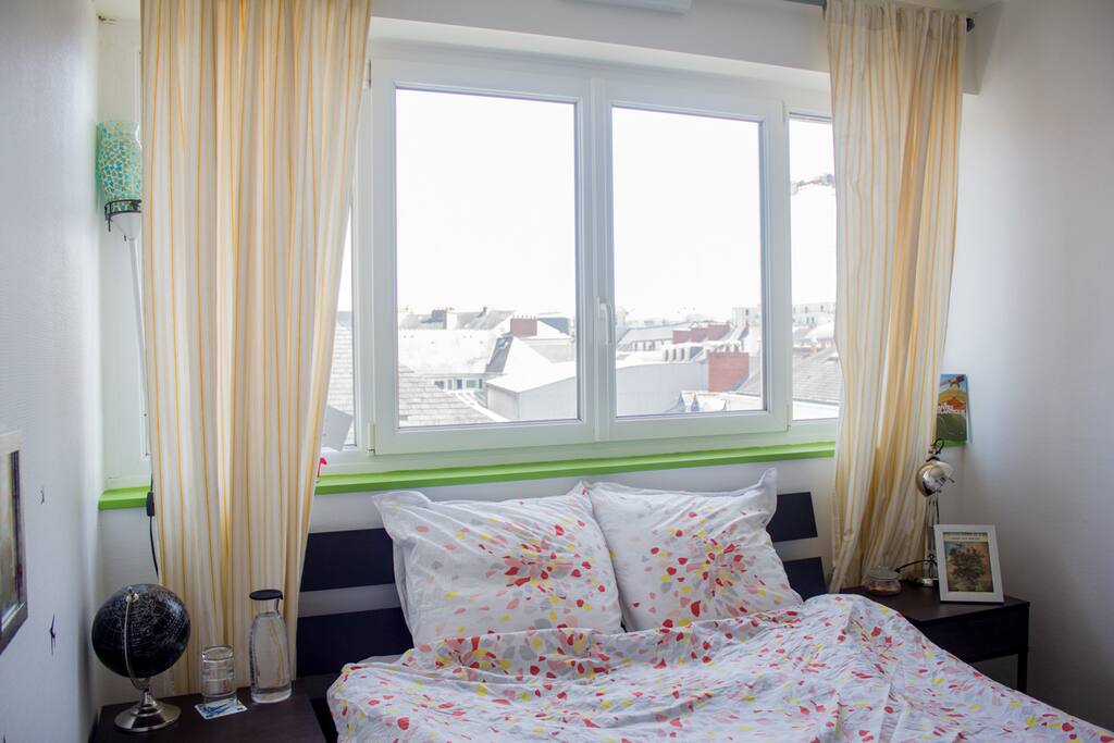 Chambre privée : lumineuse, un lit pour deux, ce à quoi pour ranger ou ses affaires et un petit bureau avec des gardiens : M Toucan et M Renard